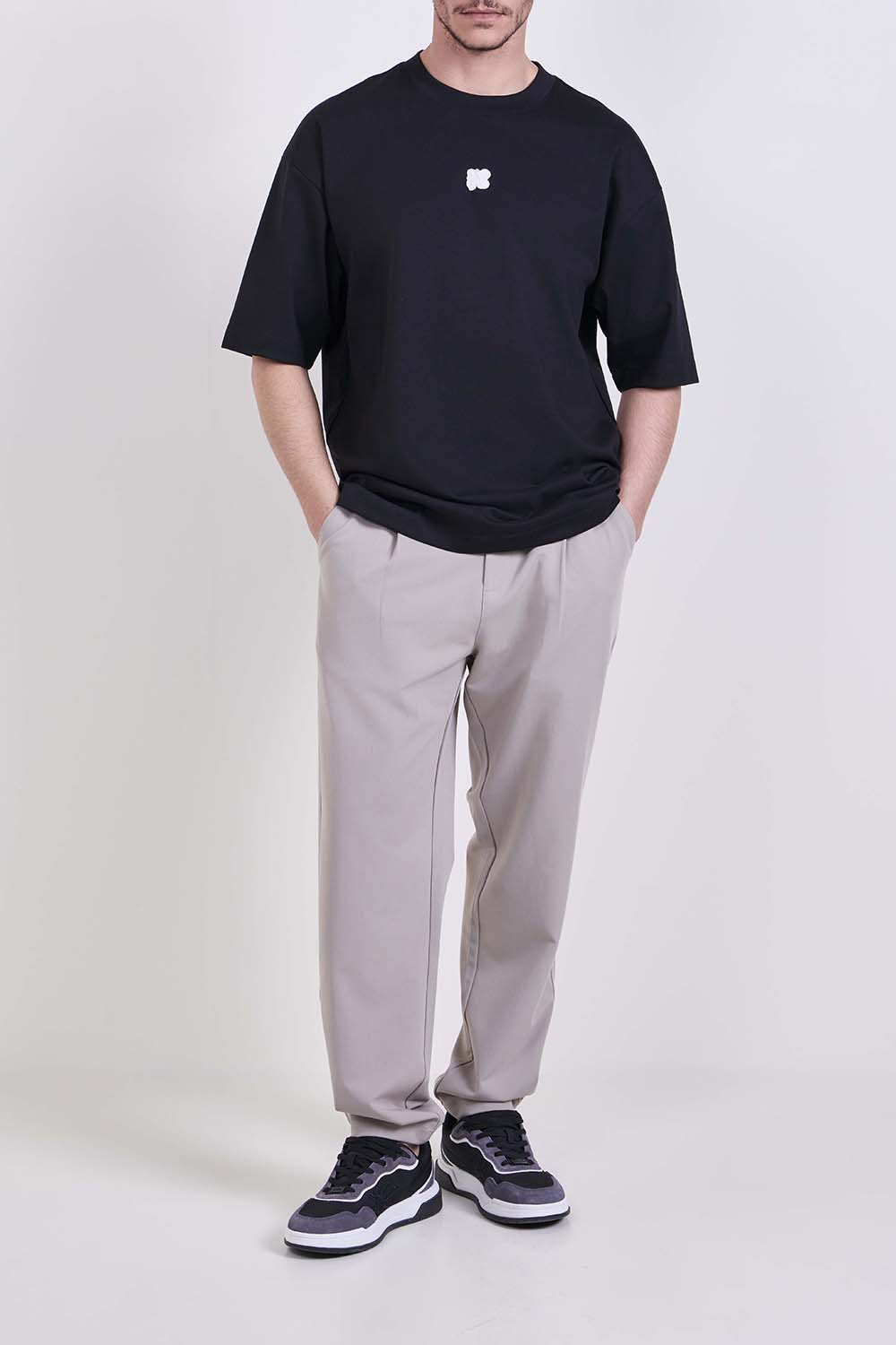 תמונת כל הלוק של חולצת טי אוברסייז